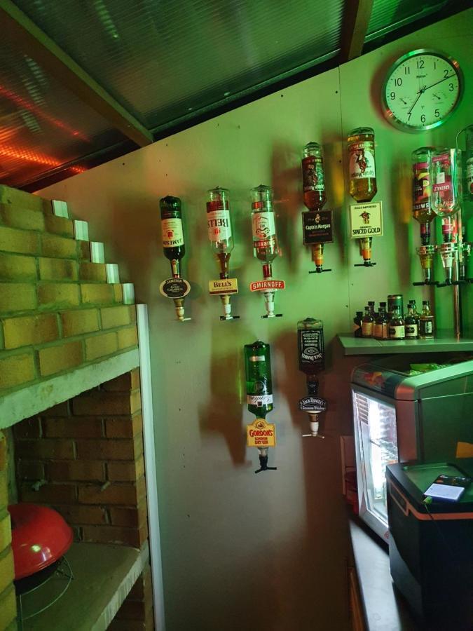 Sally'S Bed And Breakfast Лутон Экстерьер фото