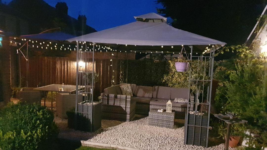 Sally'S Bed And Breakfast Лутон Экстерьер фото